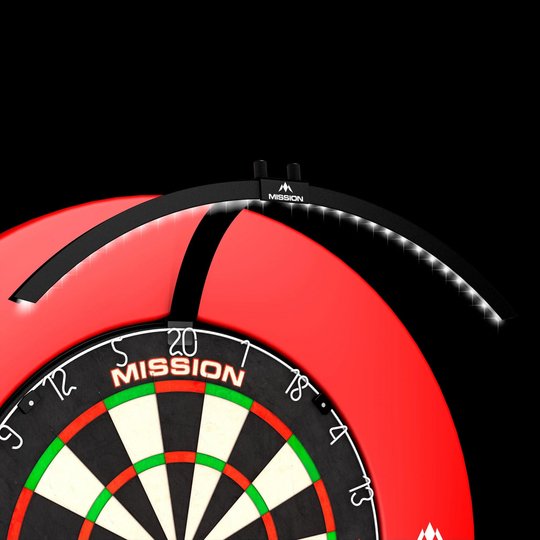 Éclairage LED pliable pour cible de fléchettes Mission Torus 100 Das Bild zeigt das Produkt "Mission Torus 100 Faltbare LED Dartboard Beleuchtung" über einem Dartboard. Die LED-Beleuchtung ist halbkreisförmig und sorgt für eine gleichmäßige Ausleuchtung der Dartscheibe.