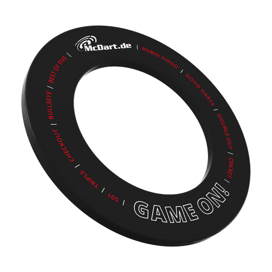 Jeu de fléchettes McDart autour d'une cible Das Bild zeigt einen schwarzen Dartboard-Surround-Ring mit der Aufschrift "McDart.de" und "GAME ON!". Um den Ring sind weitere Begriffe rund um das Dartspiel in Rot und Weiß geschrieben.