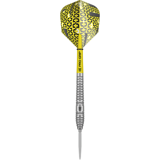 Das Bild zeigt den "Target Bolide 03 Swiss Point Steeldart". Der Dartpfeil hat gelbe Flights mit schwarzem Muster und einen silbernen, gerillten Schaft.