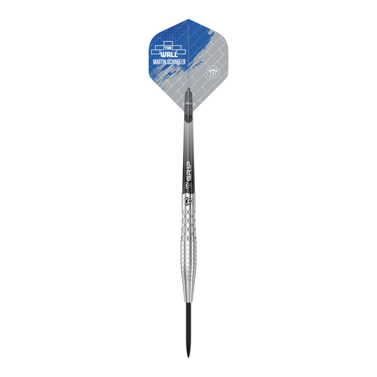 Das Bild zeigt einen Bulls Martin Schindler Original Generation 2 Steeldart. Der Dartpfeil hat einen silbernen Schaft und eine blau-graue Flights mit dem Namen „Martin Schindler“.