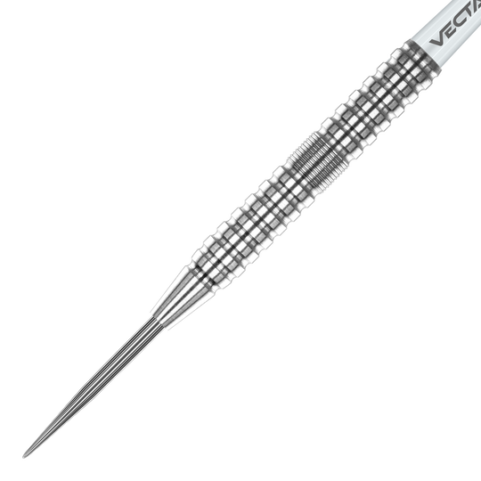Fléchettes en acier Winmau Willie O'Connor - 23 g Das Bild zeigt einen silbernen Winmau Willie OConnor Steeldart mit einem Gewicht von 23g. Der Dartpfeil hat eine strukturierte und geriffelte Oberfläche für besseren Halt.