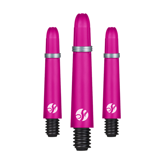 Tiges en carbone Shot Koi - Rose Auf dem Bild sind drei pinkfarbene Darts-Schäfte in verschiedenen Längen zu sehen. Sie besitzen schwarze Gewinde und silberne Ringe als Akzent.