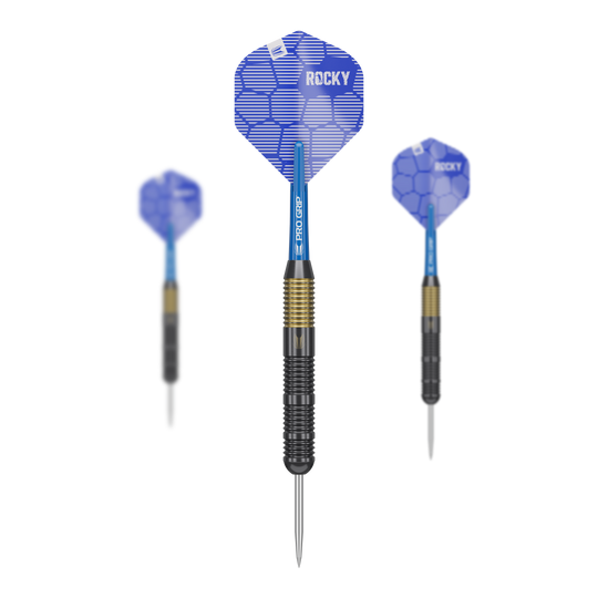 Fléchettes en acier laiton Target Josh Rock - 22 g Das Bild zeigt drei Target Josh Rock Brass Steeldarts mit einem Gewicht von 22g. Die Darts haben blaue Flights mit dem Aufdruck „ROCKY“ und einen schwarz-goldenen Griffbereich.