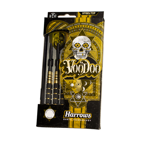 HA005116_Harrows_Voodoo_Brass_Steeldarts_3_-4_Harrows_Plastikbox Die Abbildung zeigt die Verpackung der „Harrows Voodoo Brass Steeldarts“ mit auffälligem gelb-schwarzem Design und einem Totenkopf-Motiv. In der Verpackung sind drei Steeldarts sichtbar platziert.