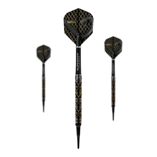 Fléchettes souples Harrows Taipan Das Bild zeigt drei Harrows Taipan Softdarts mit schwarzem und goldenen Design. Im Vordergrund ist ein Dartpfeil deutlich zu sehen, während zwei weitere im Hintergrund stehen.