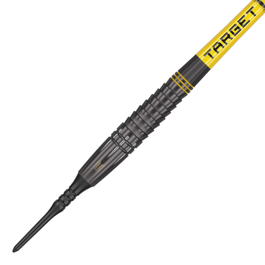 Fléchettes souples noires Target Scott Williams Shaggy - 20 g Das Bild zeigt einen schwarzen Softdart mit gelben Akzenten und der Aufschrift "TARGET". Es handelt sich um das Produkt "Target Scott Williams Shaggy Black Softdarts - 20g".