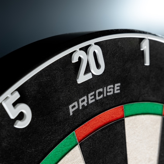 Cible de fléchettes Precise 180 Endorphine en acier avec anneau numéroté - Blanc classique Zu sehen ist das Precise 180 Endorphine Steeldartboard mit Nummernring in der Farbe Weiß. Die Dartscheibe ist besonders robust und für Präzisionsspiele konzipiert.