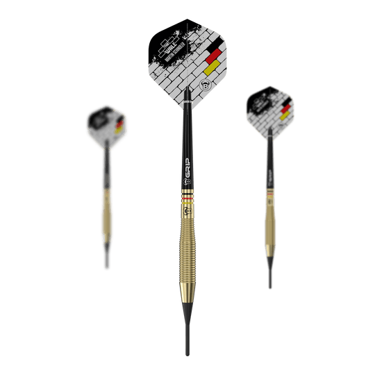 Fléchettes en laiton Bulls Martin Schindler The Wall - 18 g Das Bild zeigt drei Softdarts des Modells "Bulls Martin Schindler The Wall Brass" mit einem Gewicht von 18g. Die Flights sind mit einem Mauer-Design und den Farben der deutschen Flagge verziert.