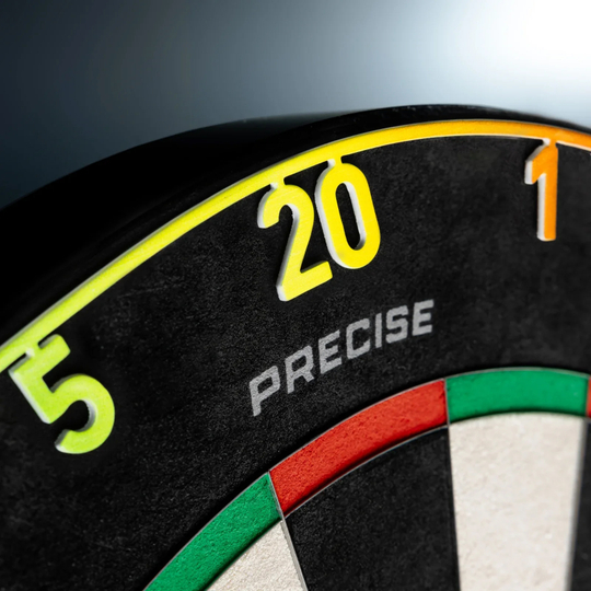 Das Precise 180 Endorphine Steeldartboard mit Nummernring – Spectrum ist im Foto erkennbar. Das Bild hebt das Design und die Farben des Dartboards hervor.
