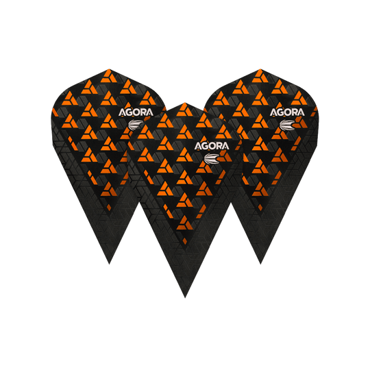 Das Bild zeigt drei schwarze Dart-Flights mit orangefarbenen, dreieckigen Mustern. Auf jedem Flight steht das Wort "AGORA" in weißer Schrift.