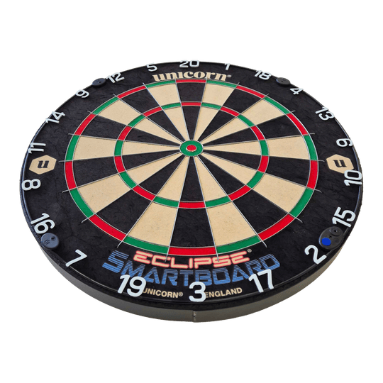 Cible de fléchettes en acier Unicorn Eclipse Smartboard Das Bild zeigt das Produkt "Unicorn Eclipse Smartboard Steeldartboard". Es ist eine runde Dartscheibe mit farbigen Segmenten und weißen Zahlen am Rand.