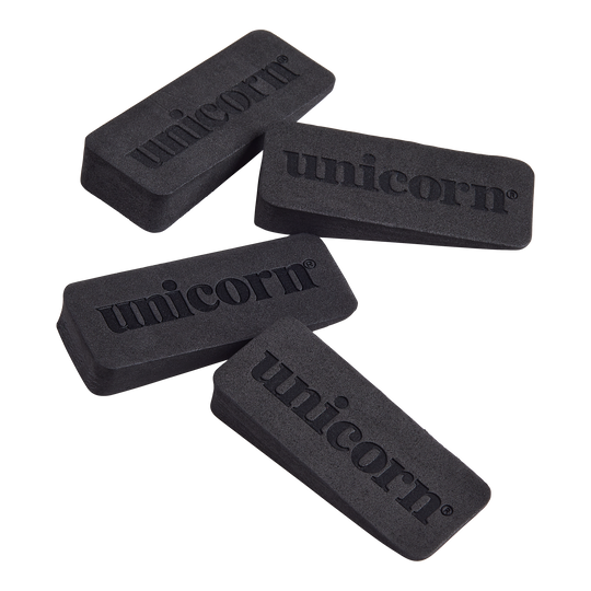 Cales de fléchettes Unicorn Auf dem Bild sind vier schwarze Keile mit dem Aufdruck "unicorn" zu sehen. Es handelt sich um Dartboard-Wedges, die zum Ausgleichen und Befestigen einer Dartscheibe verwendet werden.