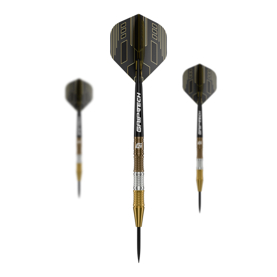 Fléchettes en acier tungstène GOAT Ceremony Das Bild zeigt drei "GOAT Ceremony Tungsten Steeldarts" mit schwarzen und goldenen Elementen. Der mittlere Dart ist im Fokus und zeigt den Schriftzug "GRIP-TECH" auf dem Schaft.
