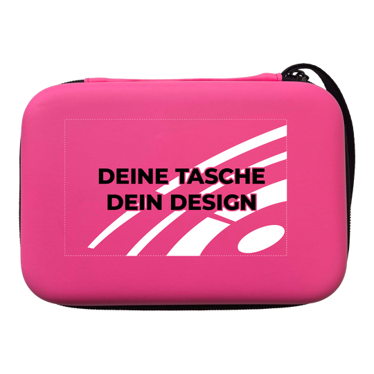 Das Bild zeigt ein Produkt mit dem Dateinamen MCS4-Pink_McDart_System4_Dartcase_Mit_Wunschdruck_Pink_2. Es handelt sich um eine weitere Ansicht des Artikels.