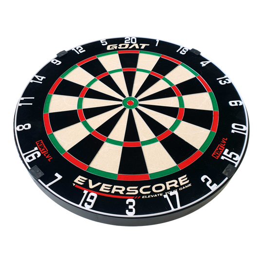Cible de fléchettes en acier GOAT Everscore Das Bild zeigt eine GOAT Everscore Steeldartboard. Die Dartscheibe ist rund und hat farbige Segmente sowie gut sichtbare Zahlen am Rand.