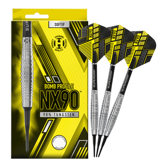 Fléchettes souples Harrows NX90 Bomb Das Bild zeigt eine Packung Harrows NX90 Bomb Softdarts mit auffälligem gelb-schwarzem Design. Neben der Verpackung sind drei Softdarts mit silbernen Griffen und schwarzen Flights zu sehen.