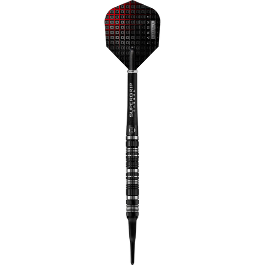 Auf dem Bild ist ein Harrows Magnum Reloaded Softdart zu sehen. Der Dartpfeil hat ein schwarzes Design mit silbernen Akzenten und einer strukturierten Flights.