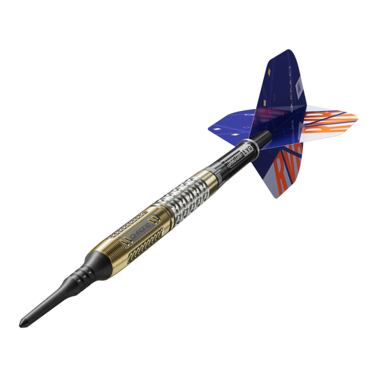 Target Raymond Van Barneveld Chrono 95 fléchettes souples Das Bild zeigt einen Softdart namens "Target Raymond Van Barneveld Chrono 95". Der Dart hat einen gold-silbernen Griff und blaue Flights mit orangefarbenen Buchstaben.