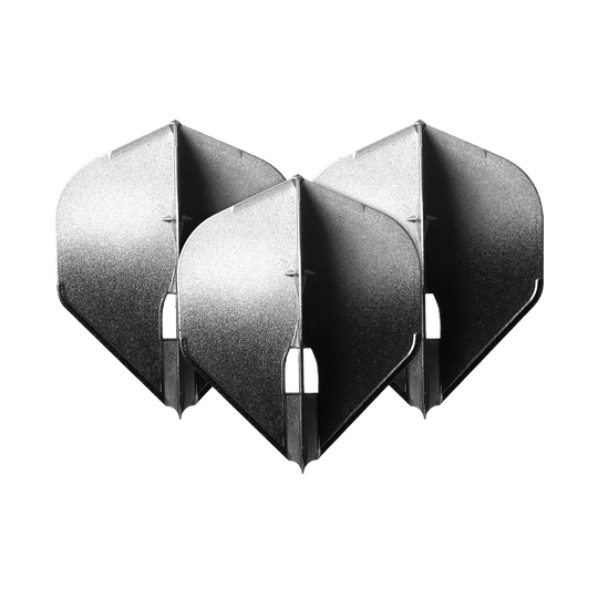 Vols L-Style bicolores L1PRO Auf dem Bild sind drei silberfarbene Dart-Flights in Pfeilform zu sehen. Die Flights stehen dicht nebeneinander und haben einen metallischen Glanz.