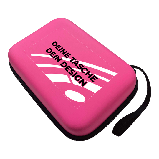 Étui pour fléchettes System-4 personnalisé avec votre design Das Bild zeigt ein Produkt mit dem Dateinamen MCS4-Pink_McDart_System4_Dartcase_Mit_Wunschdruck_Pink_1. Die Aufnahme präsentiert das Produkt aus einer anderen Perspektive.