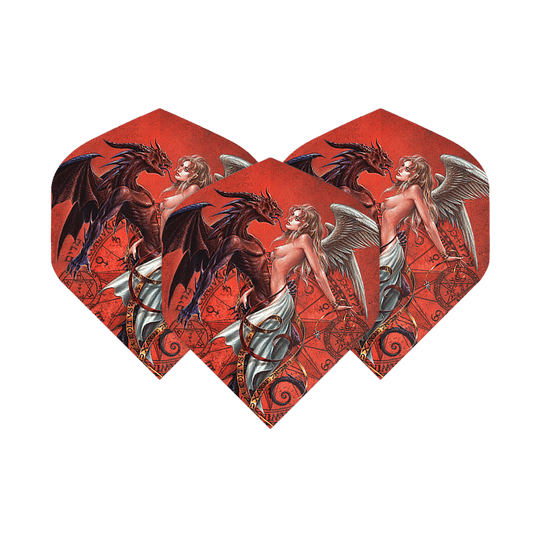 Vols Standard Alchemy Chemical Wedding No2 Das Bild zeigt drei Dartflights mit einem roten Hintergrund und einem fantasievollen Motiv. Auf den Flights sind ein weiblicher Engel und ein Drache abgebildet, die sich gegenüberstehen.