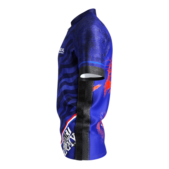 Chemise de fléchettes Target Coolplay Raymond Van Barneveld 2025 Das Bild zeigt das Target Coolplay Raymond Van Barneveld 2025 Dartshirt. Das Shirt ist überwiegend blau mit schwarzen und roten Akzenten und auffälligem Design.