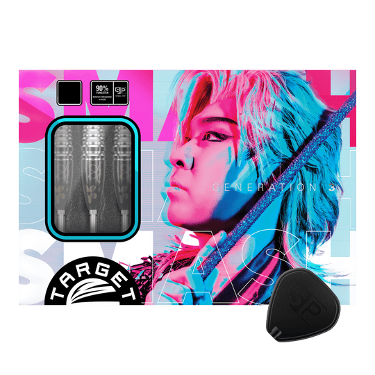 Fléchettes en acier Target Japan Junya Koikawa Charm Smash GEN3 Swiss Point - 23 g Das Bild zeigt die Verpackung der "Target Japan Junya Koikawa Charm Smash GEN3 Swiss Point Steeldarts - 23g". Auf der Verpackung ist ein farbenfrohes Porträt einer Person sowie die Darts selbst abgebildet.