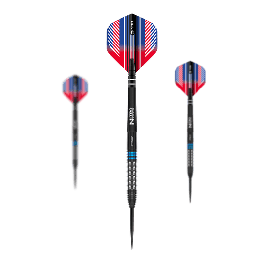 Fléchettes en acier bleu Red Dragon Vengeance Das Bild zeigt drei Steeldarts des Produkts 'Red Dragon Vengeance Blue'. Die Darts haben schwarze Spitzen, silberne Griffe mit blauen Ringen und auffällige Flights in Rot, Blau und Weiß.