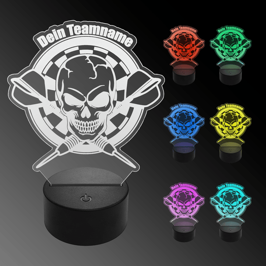 Lampe à fléchettes LED en plexiglas avec texte personnalisé Das Bild zeigt eine LED-Lampe in Form eines Plexiglas-Schildes mit einem Totenkopf und Dartpfeilen, auf dem „Dein Teamname“ steht. Rechts sind sechs weitere Varianten der Lampe in verschiedenen Farben zu sehen.