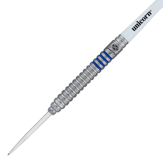 Fléchettes en acier Unicorn Contender Cameron Menzies - 23 g Das Bild zeigt einen Unicorn Contender Camerion Menzies Steeldart mit einem Gewicht von 23g. Der Dart hat blaue Ringe und einen silbernen, geriffelten Griff.