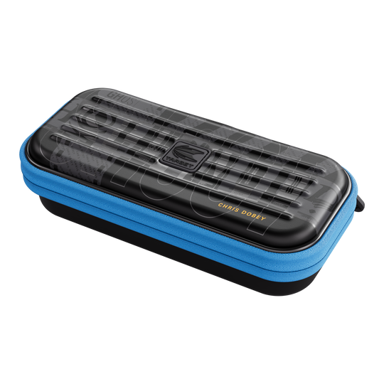 Gezeigt wird das Takoma Ghost Series Chris Dobey Dartcase. Das robuste Etui eignet sich ideal zur Aufbewahrung von Darts.