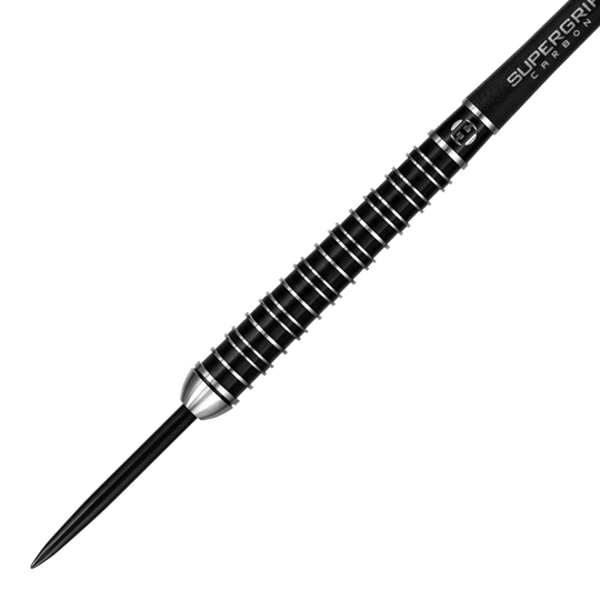 HA25176_Harrows_Supergrip_Ultra_Steeldarts_2 Das Bild zeigt einen Harrows Supergrip Ultra Steeldart. Der Dartpfeil hat ein schwarzes, geriffeltes Griffstück und eine scharfe Spitze.