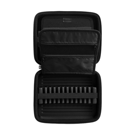 _Target_Takoma_Home_Dartwallet_OPEN_2shH8UaaPldXWw Das Bild zeigt das geöffnete "Target Takoma Home Dartwallet". Im Inneren befinden sich Fächer und elastische Halterungen zur sicheren Aufbewahrung von Dartpfeilen und Zubehör.