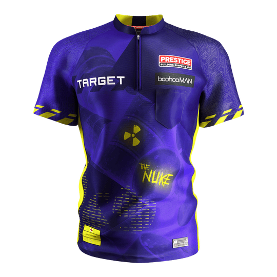 Das Bild zeigt das "Target Coolplay Luke Littler 2025 Dartshirt" in leuchtenden Lila- und Gelbtönen. Auf dem Shirt sind verschiedene Logos, Schriftzüge und ein auffälliges Symbol mit der Aufschrift „The Nuke“ zu sehen.