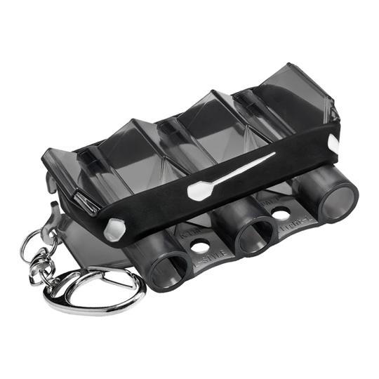 Étui de vol Krystal style L - Noir transparent Das Bild zeigt das Produkt "L-Style Krystal Flight Case" in transparenter schwarzer Farbe. Es handelt sich um ein kompaktes Etui mit Schlüsselanhänger zur Aufbewahrung von Dart-Flights.