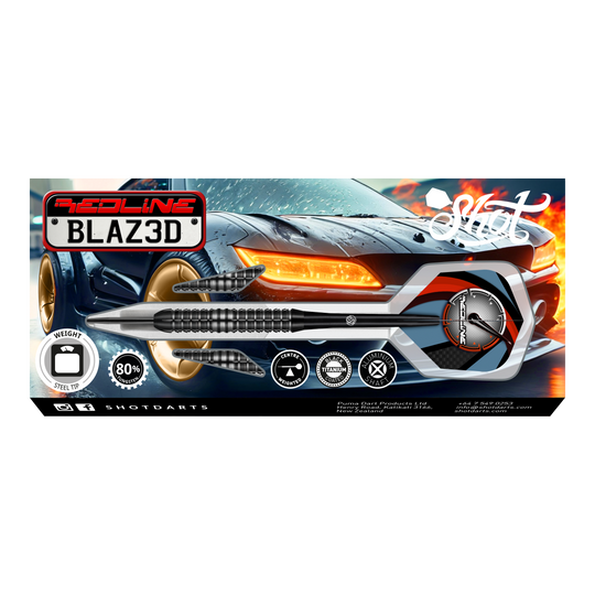 Fléchettes Shot Redline Blazed Steel Das Bild zeigt die Verpackung der "Shot Redline Blazed Steeldarts" vor einem sportlichen Auto mit leuchtenden Scheinwerfern. Auf der Verpackung sind die Darts sowie verschiedene Produktsymbole und Informationen sichtbar.