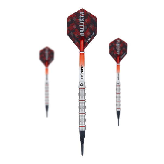 Unicorn Ballista Style 4 fléchettes souples Das Bild zeigt drei Softdarts des Modells "Unicorn Ballista Style 4". Die Darts haben rote Flights mit der Aufschrift "BALLISTA" und silberne Schäfte.