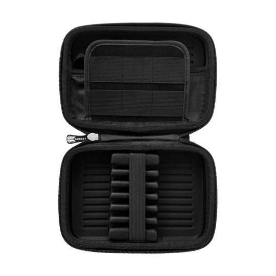 _Target_Takoma_XL_Dartwallet_OPEN Das Bild zeigt das geöffnete Target Takoma XL Dartwallet in schwarzer Farbe. Im Inneren befinden sich elastische Halterungen zur sicheren Aufbewahrung von Dartpfeilen und Zubehör.