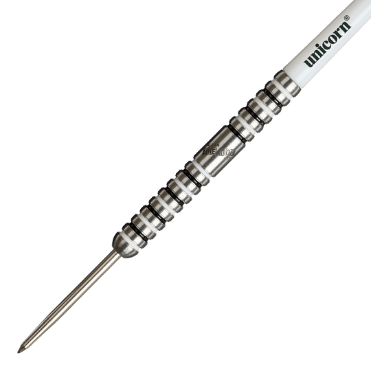 Das Bild zeigt einen silbernen Steeldart mit auffälligen Rillen und dem Markennamen "Unicorn" auf dem weißen Schaft. Es handelt sich um das Modell "Unicorn Callan Rydz The Riot Phase 2 Steeldarts".