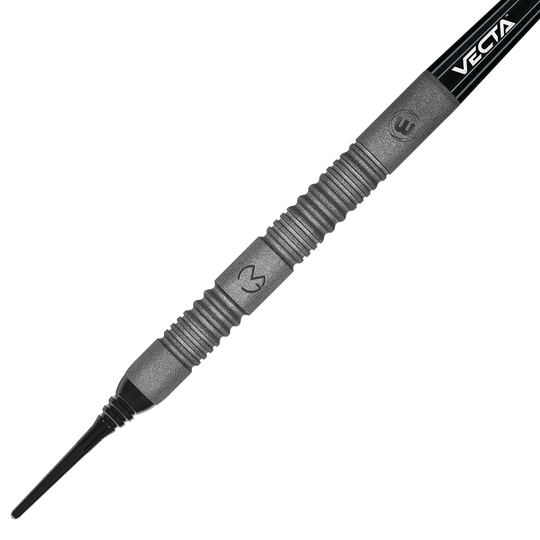 2448_Winmau_Michael_Van_Gerwen_Exact_Softdarts_2 Das Bild zeigt einen Winmau Michael Van Gerwen Exact Softdart. Der Dartpfeil ist grau mit einem geriffelten Griff und schwarzer Spitze.