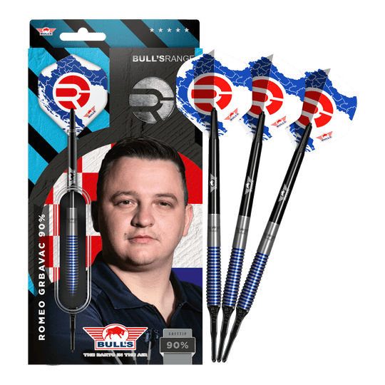 Fléchettes souples Bulls NL Romeo Grbavac - 19 g Das Bild zeigt das Produkt "Bulls NL Romeo Grbavac Softdarts- 19g" mit einer Verpackung, auf der ein Porträt des Spielers abgebildet ist. Neben der Verpackung sind drei Softdarts mit blau-schwarzen Schäften und auffälligen Flights zu sehen.