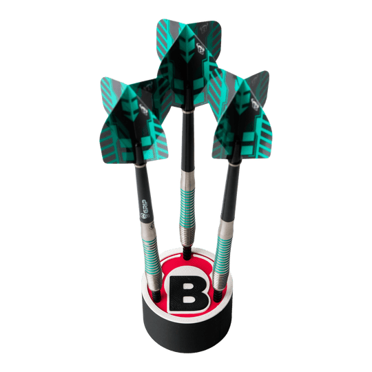 Porte-fléchettes rond avec logo Bulls Das Bild zeigt drei Darts, die in einem runden Halter mit dem Bulls-Logo stehen. Die Flights der Darts sind schwarz und grün gemustert.