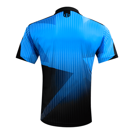 Harrows Shard Dartshirt - Blau Das Bild zeigt ein blaues Dartshirt mit schwarzen Akzenten und feinen weißen Streifen. Auf der Rückseite befindet sich oben ein kleines Harrows-Logo am Kragen.