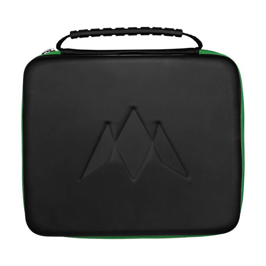 Das Bild zeigt ein rechteckiges, schwarzes Etui mit einem geprägten Logo auf der Vorderseite. Es hat einen schwarzen Griff und einen grünen Reißverschluss an der Seite.