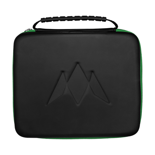 Portefeuille Mission Luxor Dart Das Bild zeigt ein rechteckiges, schwarzes Etui mit einem geprägten Logo auf der Vorderseite. Es hat einen schwarzen Griff und einen grünen Reißverschluss an der Seite.