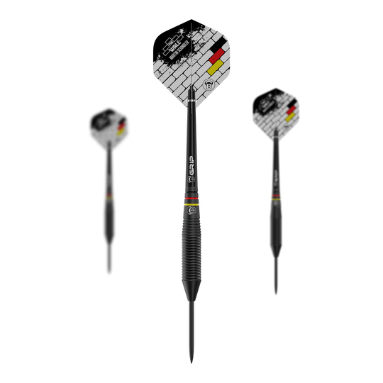 Taureaux Martin Schindler Le Mur Fléchettes en laiton noir Das Bild zeigt drei schwarze Steeldarts der Marke "Bulls Martin Schindler The Wall Black Brass". Die Flights sind mit einem weißen Mauersteinmuster und den Farben der deutschen Flagge verziert.