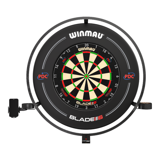 Ensemble d'accessoires plasma Winmau Das Bild zeigt das Produkt "Winmau Plasma Zubehör Set" mit einer Dartscheibe und einem umgebenden LED-Leuchtring. Das Set ist für professionelles Dartspielen geeignet und trägt das PDC-Logo.