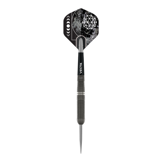 Fléchettes en acier Winmau Callisto 03 Das Bild zeigt einen Winmau Callisto 03 Steeldart. Der Dart ist schwarz mit einem auffälligen, geometrischen Muster auf dem Flight.