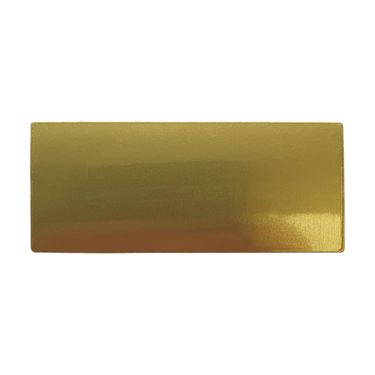 P-Schild_McDart_Pokalschild_mit_Wunschtext_4 Auf dem Bild ist ein rechteckiges, goldenes Pokalschild zu sehen. Das Schild kann mit individuellem Wunschtext graviert werden.