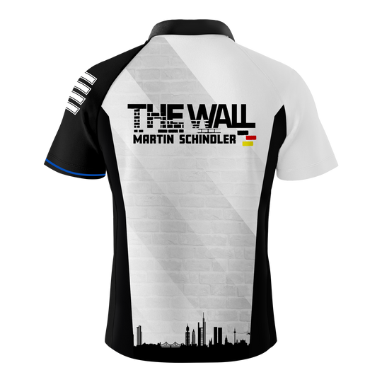 T-shirt de fléchettes Bulls Martin Schindler The Wall Das Bild zeigt das "Bulls Martin Schindler The Wall Dartshirt" von hinten. Auf dem Shirt steht "THE WALL MARTIN SCHINDLER" mit einer kleinen Deutschlandflagge und einer Stadtsilhouette darunter.